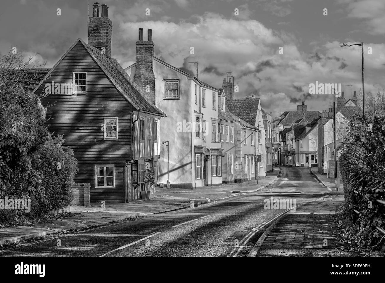 Straßenszene in West Street, Coggeshall, Essex, England, Großbritannien Stockfoto