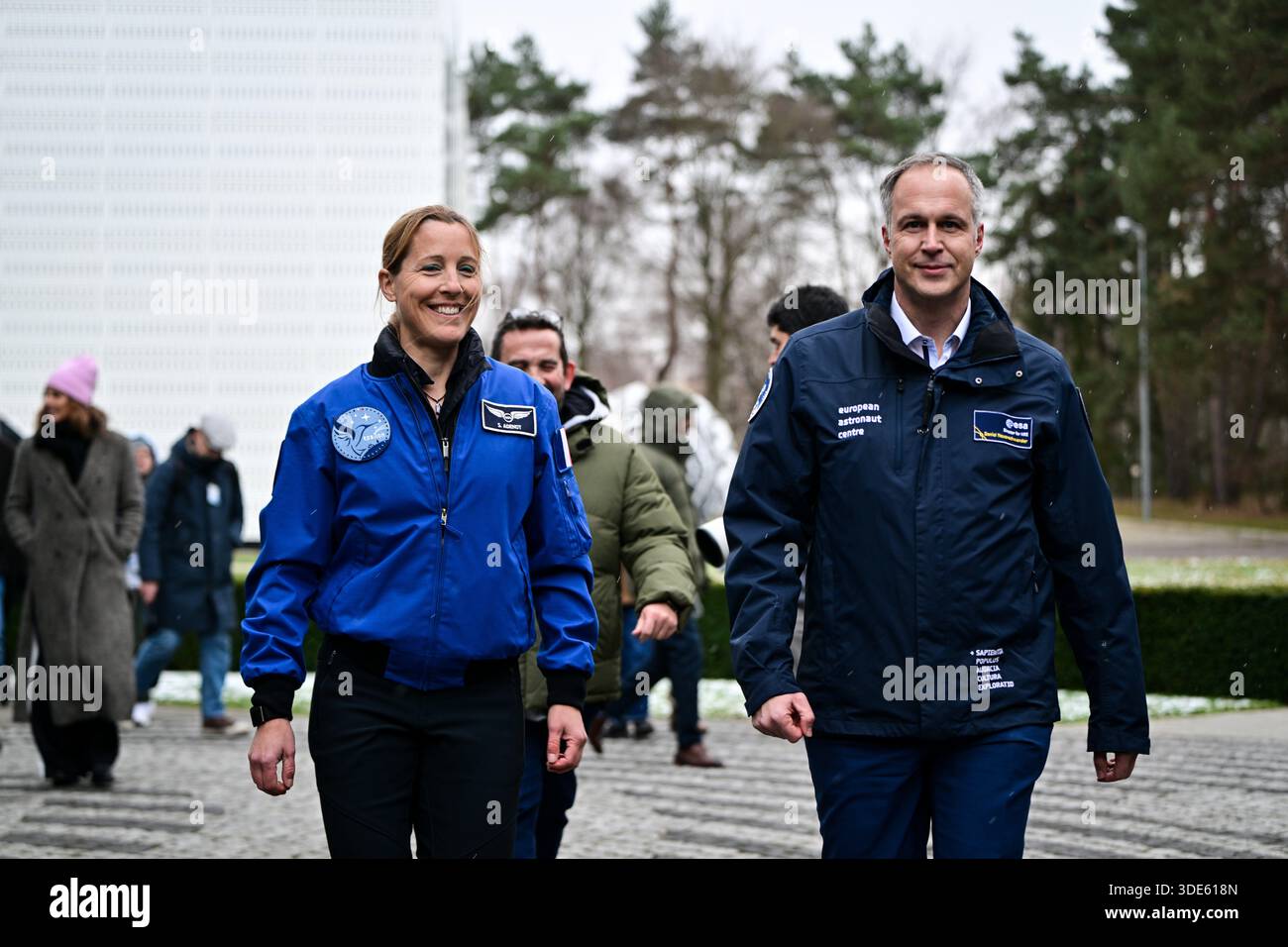 © PHOTOPQR/JOURNAL DU CENTRE/Pierre Destrade ; ; 05/01/2026 ; Daniel NEUENSCHWANDER, Chef de l'Exploration a l'ESA. Conference de presse a l'agence spatiale europenne (ESA) de la Nivernaise Sophie ADENOT, Astronaute francaise qui partira sur l'ISS pour la Mission Epsilon le 15 fevrier 2025. KÖLN. 05/01/2025. Fotos Pierre Destrade. ESPACE/ESA/CONQUETE SPATIALE/ASTRONAUTE/PILOTE/LUNE/ISS Köln, Deutschland, 5. januar 2025 Pressekonferenz mit Sophie Adenot, französischer Astronautin, die am 15. Februar zur Mission Epsilon zur ISS aufbrechen wird. Stockfoto