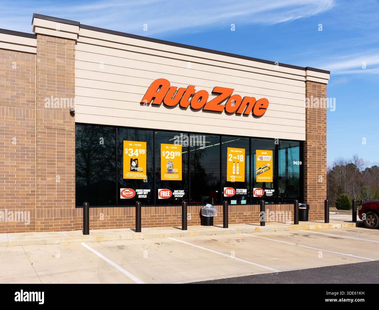 AutoZone (Auto Zone) Autoteile Shop für Heimwerkermechaniker, Außenbereich und Unterschrift in Pike Road Alabama, USA. Stockfoto