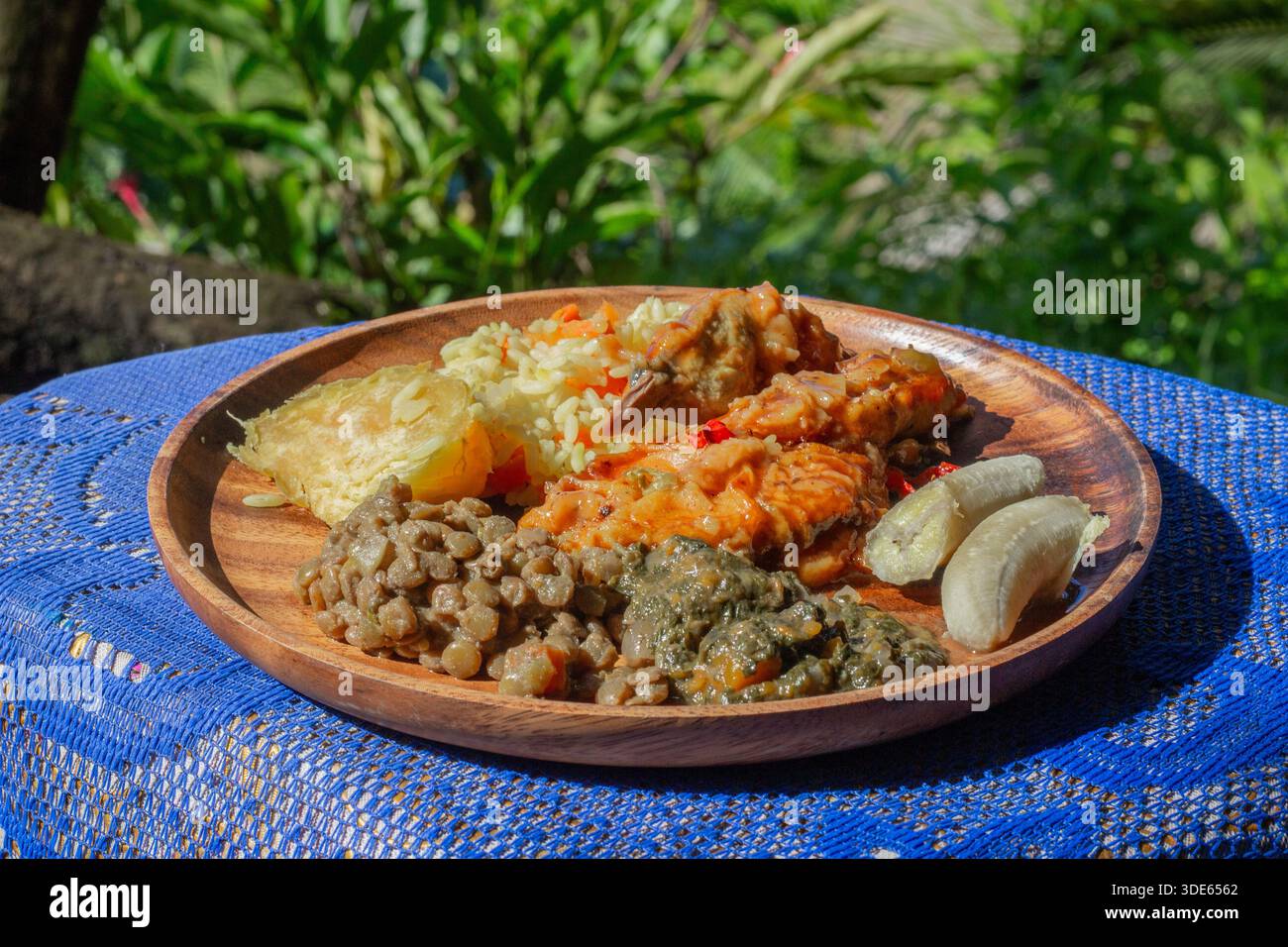 Teller mit traditioneller Tobago-Küche, die lokale karibische Küche mit Inselgeschmack, Kultur und authentischer Hausmannskost präsentiert. Stockfoto