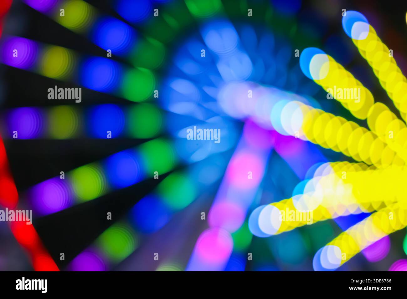Abstraktes, kreisförmiges Gitter aus bunten Bokeh. Die sich wiederholende radiale Struktur sorgt für Tiefe und Rhythmus für modernes Design und digitales Branding. Stockfoto