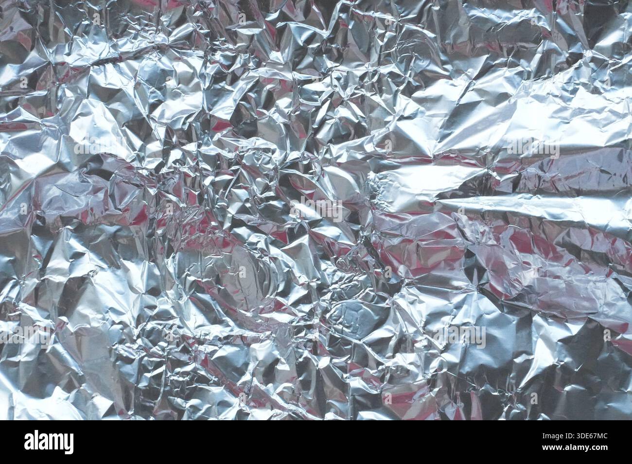 Texturhintergrund aus Aluminiumfolie. Hintergrund aus zerknitterter Aluminiumfolie. Stockfoto