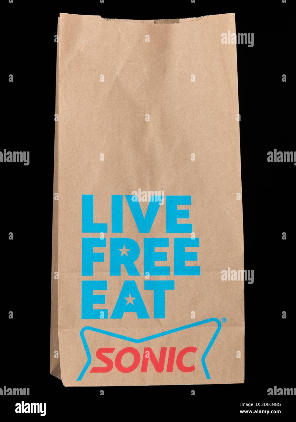 Palm Springs, Kalifornien, USA. Januar 2026. Eine Sonic Drive-in Papiertasche zum Mitnehmen mit dem Slogan „Live Free Eat“ und dem Sonic Logo. Das Bild repräsentiert Fast Food Branding, Drive-in-Restaurantkultur und Take-out-Verpackungen, die von der amerikanischen Fast Food-Kette verwendet werden. (Kreditbild: © Ian L. Sitren/ZUMA Press Wire) NUR REDAKTIONELLE VERWENDUNG! Nicht für kommerzielle ZWECKE! Stockfoto