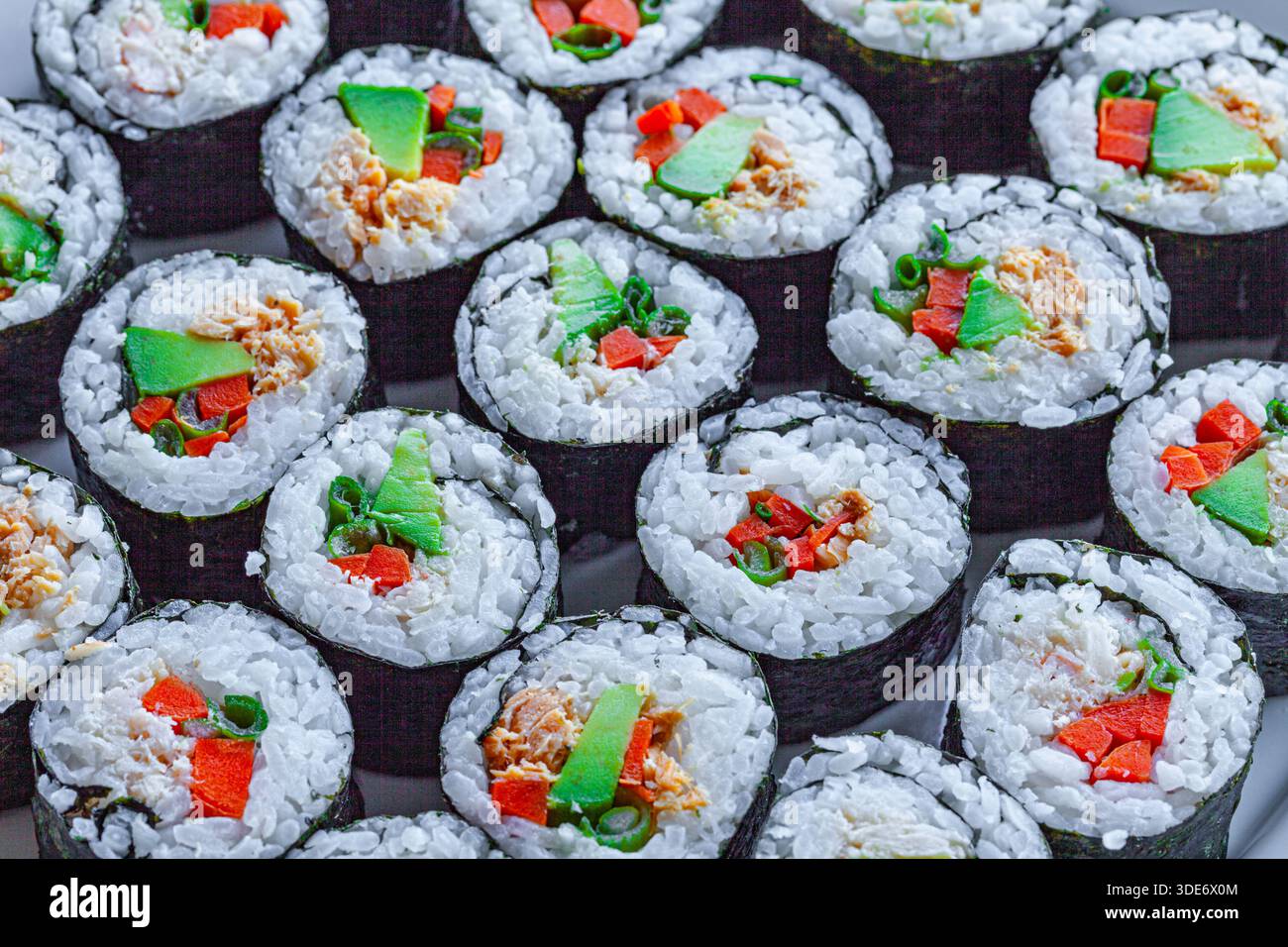 Hausgemachtes Sushi mit Krabben und Lachs Stockfoto