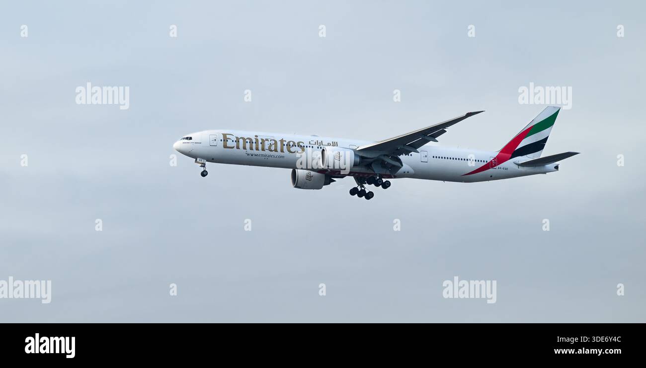 Seattle - 3. Januar 2026; Emirates Boeing 777-300ER Passagierflugzeug, das zur Landung bereit ist Stockfoto
