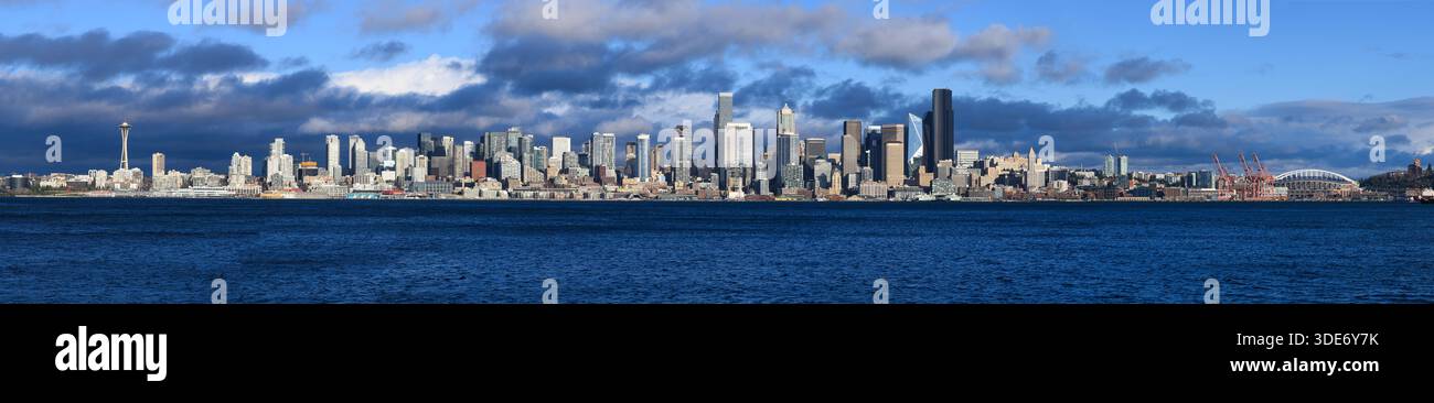 Seattle - 7. Dezember 2025; Skyline von Seattle im Panorama von Space Needle bis Lumen Field Stockfoto