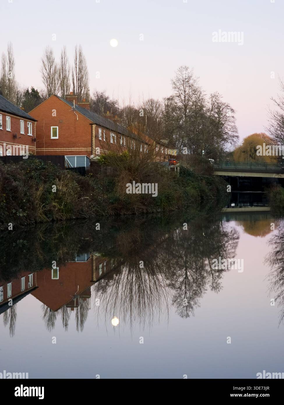 Ruhige Kanalschleuse mit Mondspiegelung im malerischen Cotswolds England - Smartphone-aufgenommenes Stockfoto