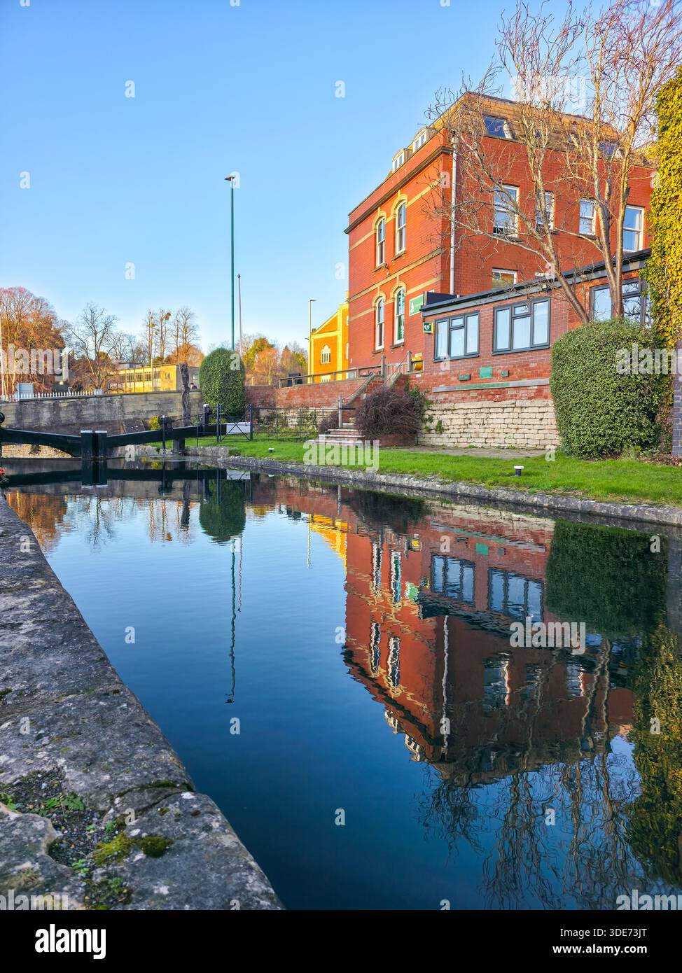 Ruhige Kanalschleuse mit Mondspiegelung im malerischen Cotswolds England - Smartphone-aufgenommenes Stockfoto