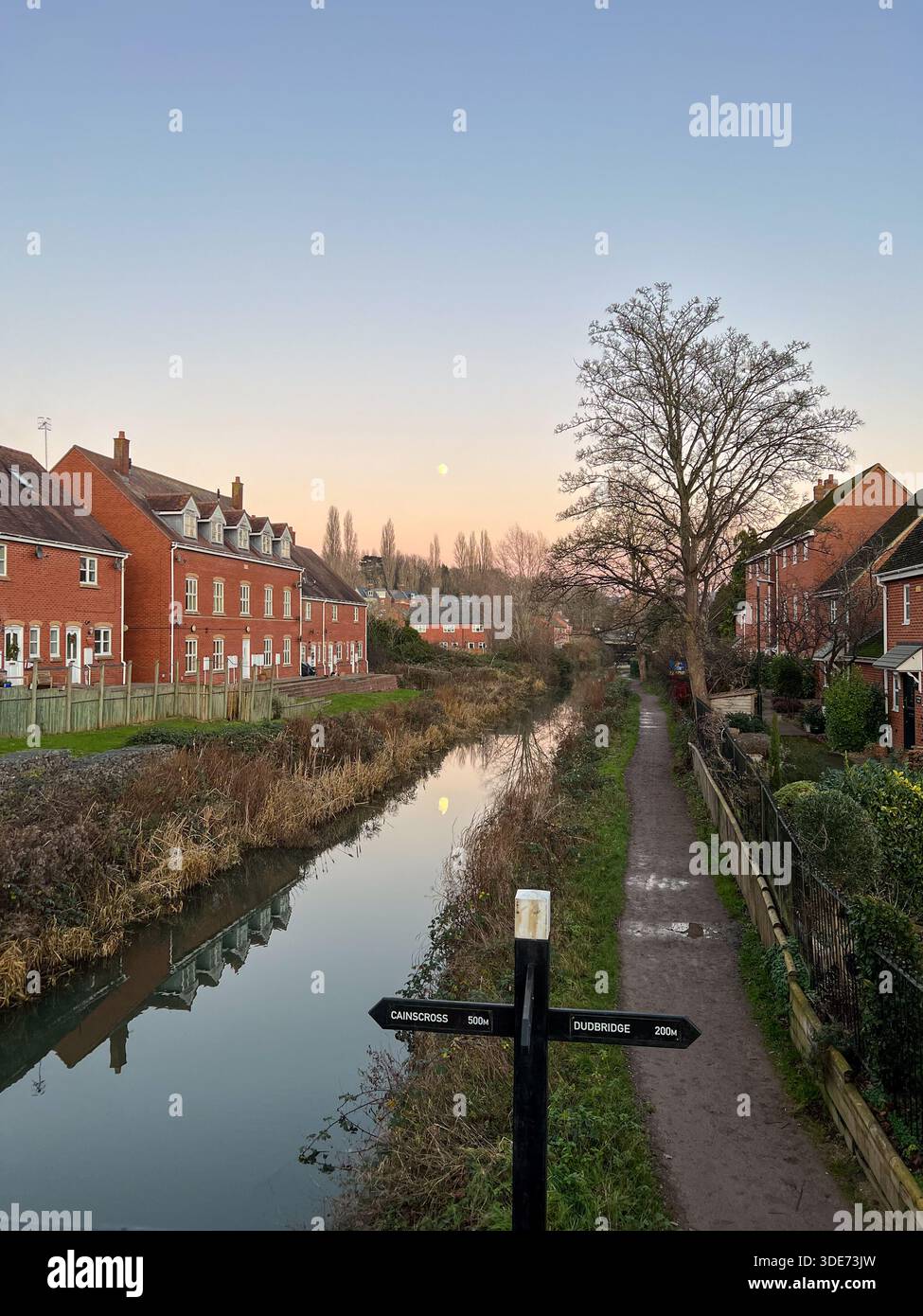Ruhige Kanalschleuse mit Mondspiegelung im malerischen Cotswolds England - Smartphone-aufgenommenes Stockfoto