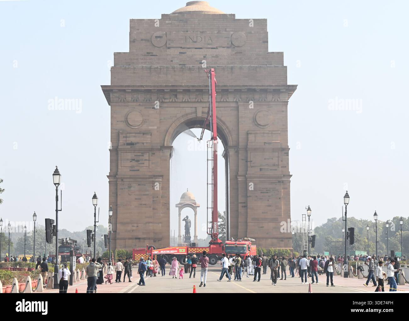 Neu-Delhi, Indien. Januar 2026. NEW DELHI, INDIEN – 5. JANUAR: Personal der Delhi Fire Service (DFS) waschen das India Gate in Vorbereitung auf die Parade zum Tag der Republik am 5. Januar 2026 in New Delhi, Indien. (Foto: Sonu Mehta/Hindustan Times/SIPA USA) Credit: SIPA US/Alamy Live News Stockfoto