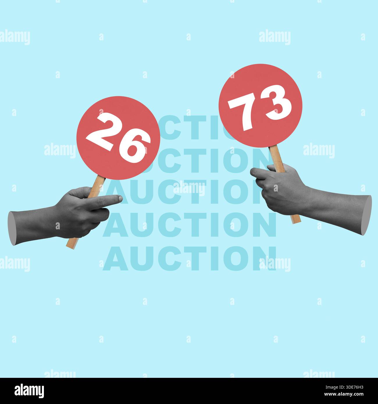 Zwei Hände halten Auktionsboten mit den Zahlen 26 und 73 hoch. Collage Art. Konzept des Wettbewerbs, des Verkaufs und des Auktionsprozesses Stockfoto