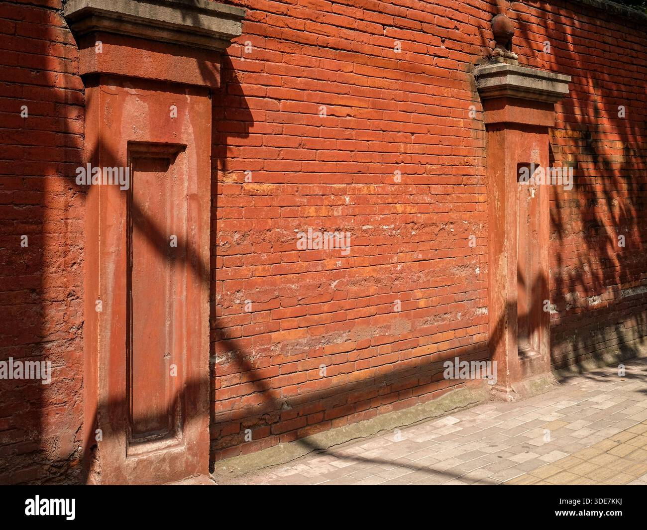 Architektonische Details des Museums des Wuchang-Aufstandes der Revolution von 1911 (das Rote Gebäude). Die Bilder zeigen die historischen roten Backsteinmauern, gewölbt Stockfoto