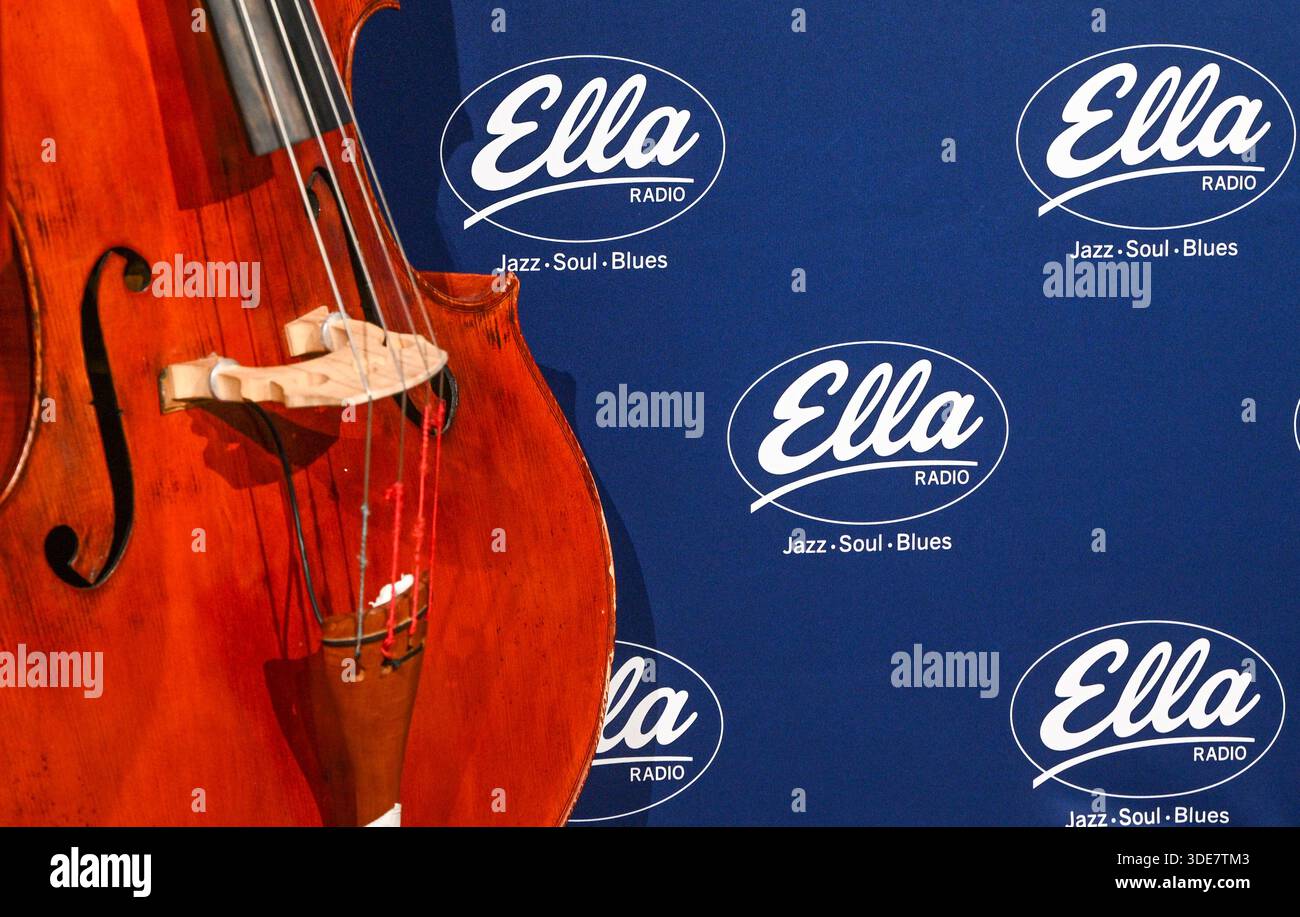 Berlin, Deutschland. Januar 2026. Das Logo des neuen Jazz-Radiosenders Ella Radio, der in Berlin und Brandenburg auf FM in Betrieb geht. Quelle: Jens Kalaene/dpa/Alamy Live News Stockfoto