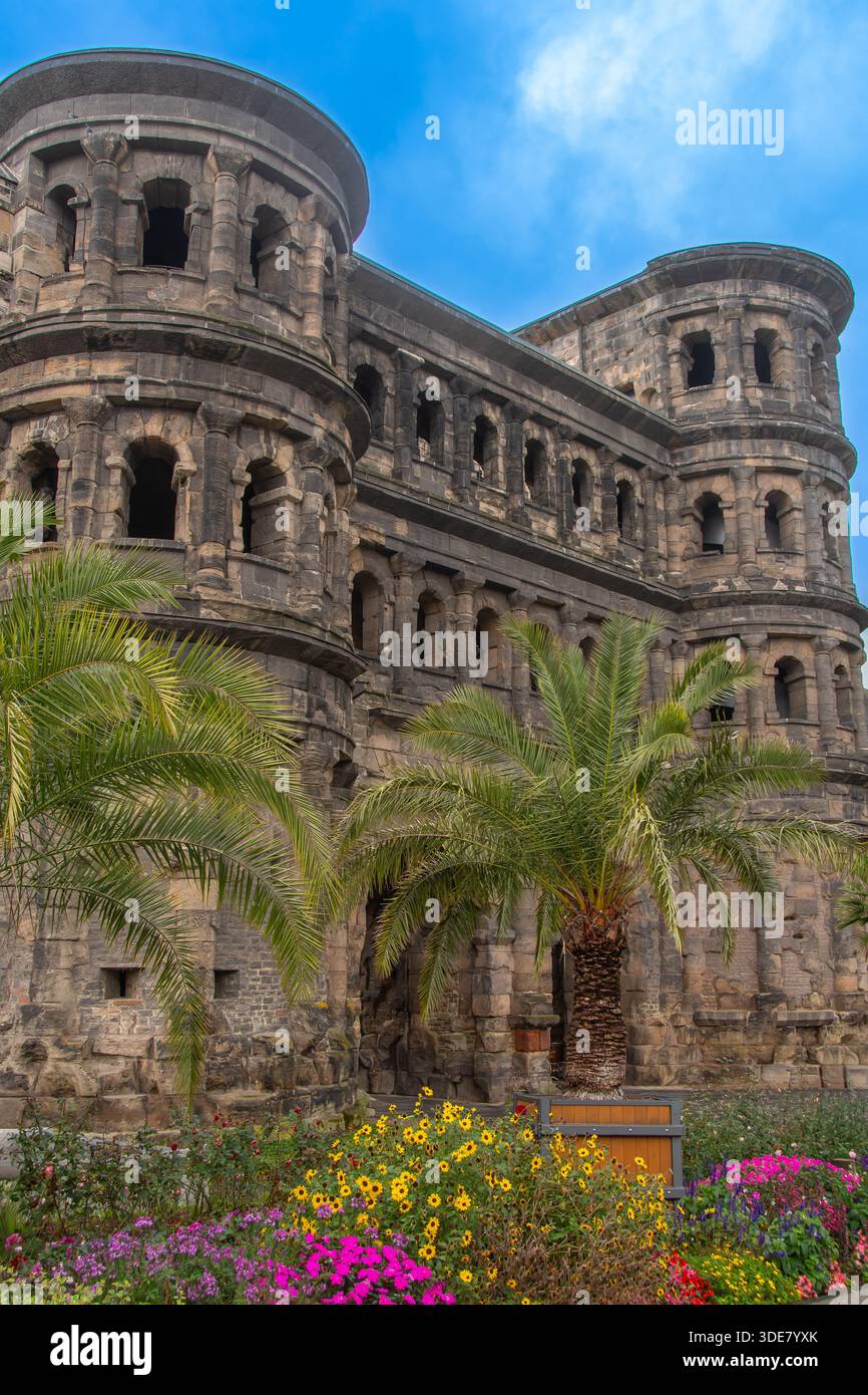 Porta Nigra in Trier, Deutschland - altes römisches Stadttor mit Palmen und Blumen Stockfoto