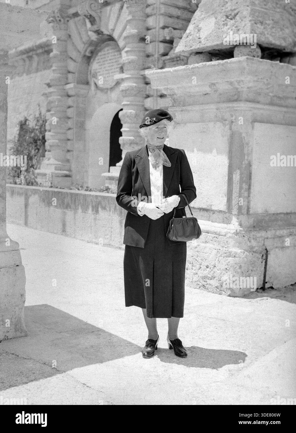 Britische Frau, vermutlich Ehefrau eines Offiziers der Royal Navy, HMS Phoenicia Shore Station, Manoel Island, Malta, Europa, 1957 Stockfoto