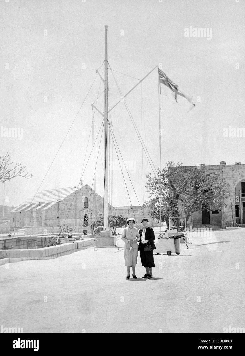 Zwei britische Frauen, vermutlich Ehefrauen der Royal Navy, HMS Phoenicia Shore Station, Manoel Island, Malta, Europa, 1957 Stockfoto