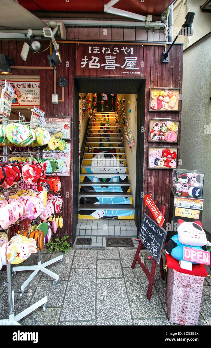 Arashiyama, Kyoto, Japan, 11/04/2016 Beschreibung: Traditionelles Maneki-neko Souvenirgeschäft in Arashiyama, Kyoto. Stockfoto