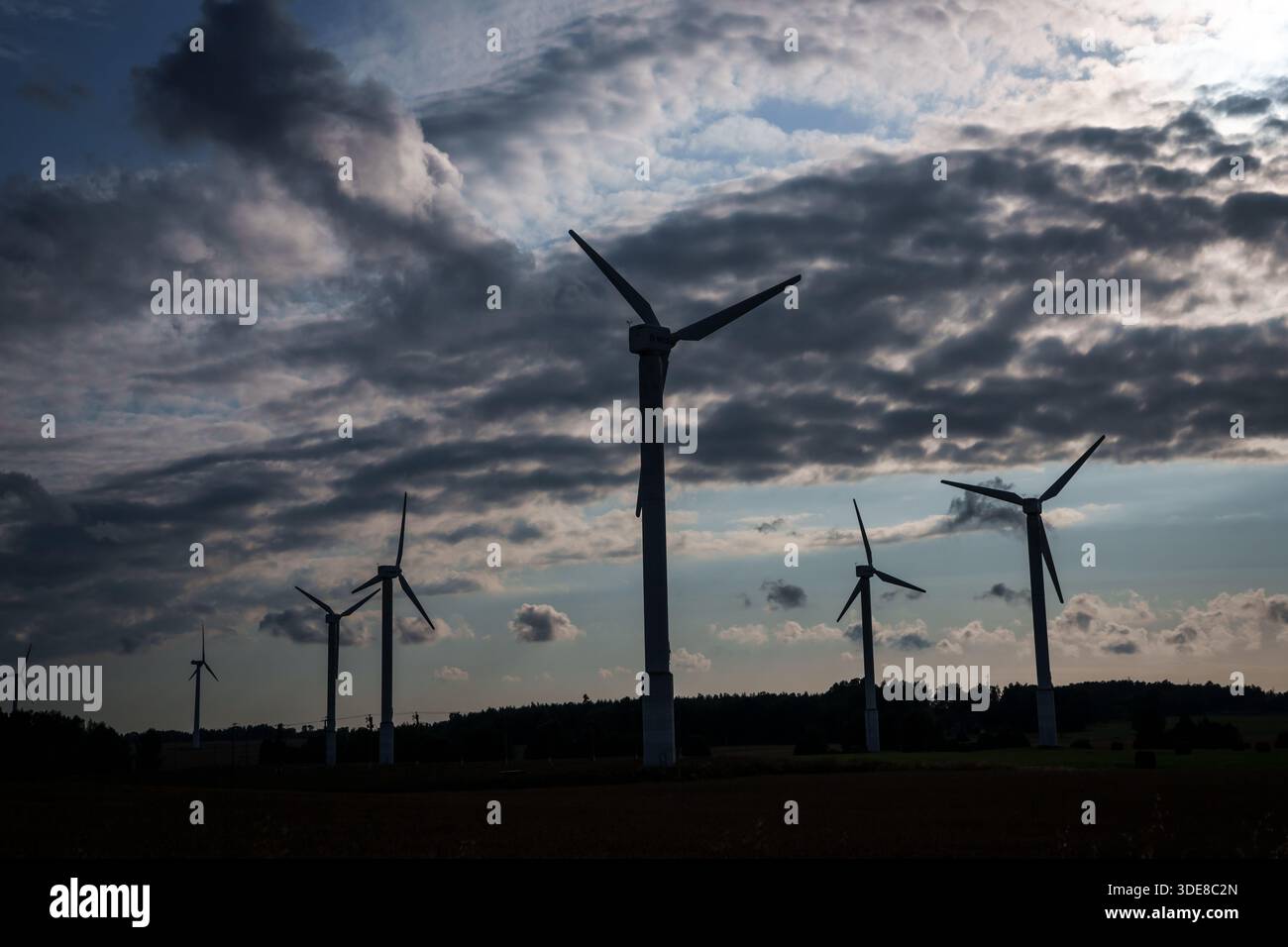 ALSUNGA, LETTLAND. August 2025. WES Windturbinen auf der Wiese. Stockfoto