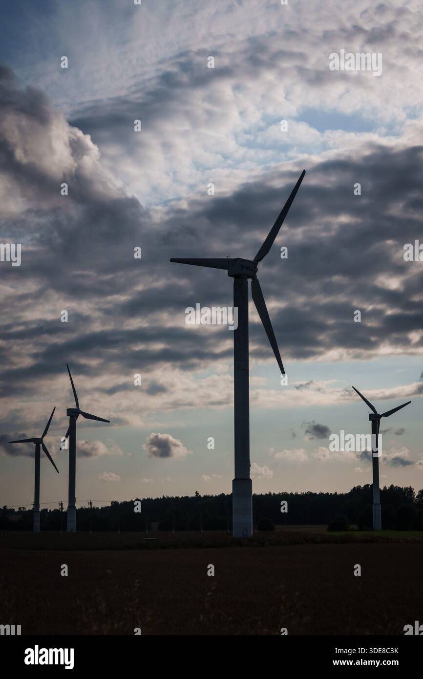 ALSUNGA, LETTLAND. August 2025. WES Windturbinen auf der Wiese. Stockfoto