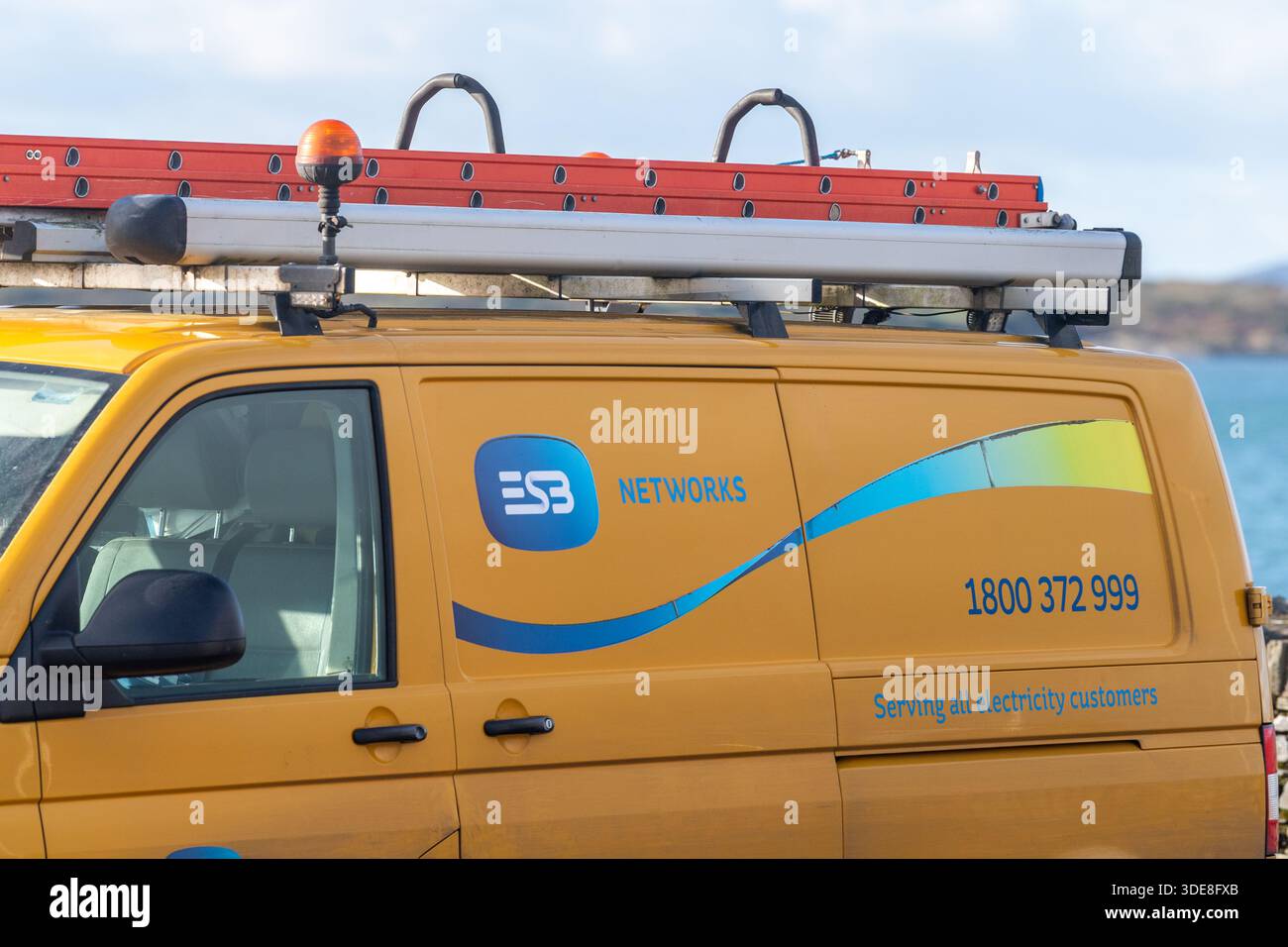 Der Van von ESB Networks parkt in Baltimore, West Cork, Irland. Stockfoto