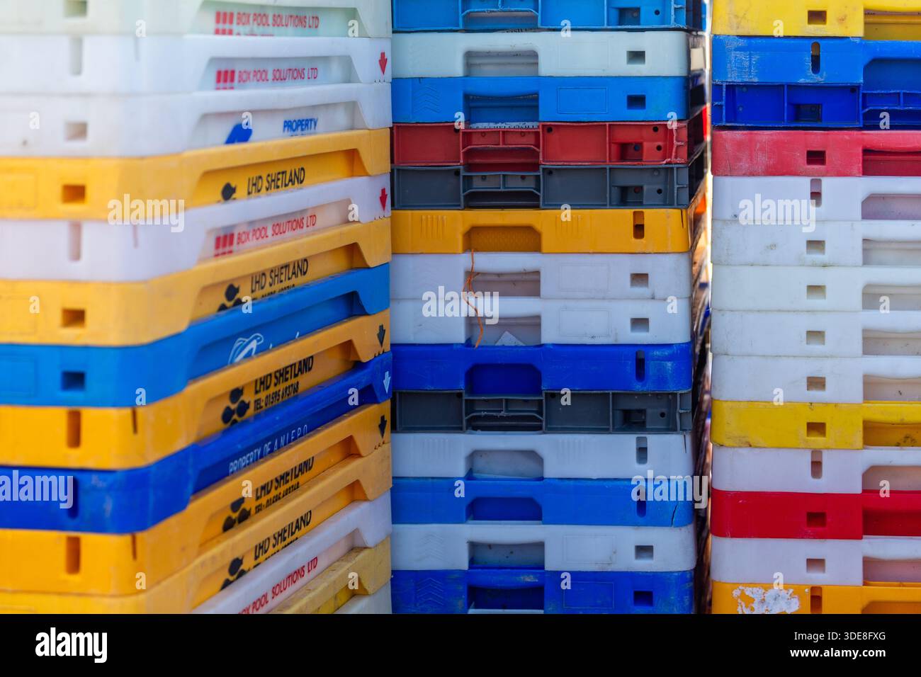 Leere Fischkisten stapeln sich auf dem Pier in Baltimore, West Cork, Irland. Stockfoto