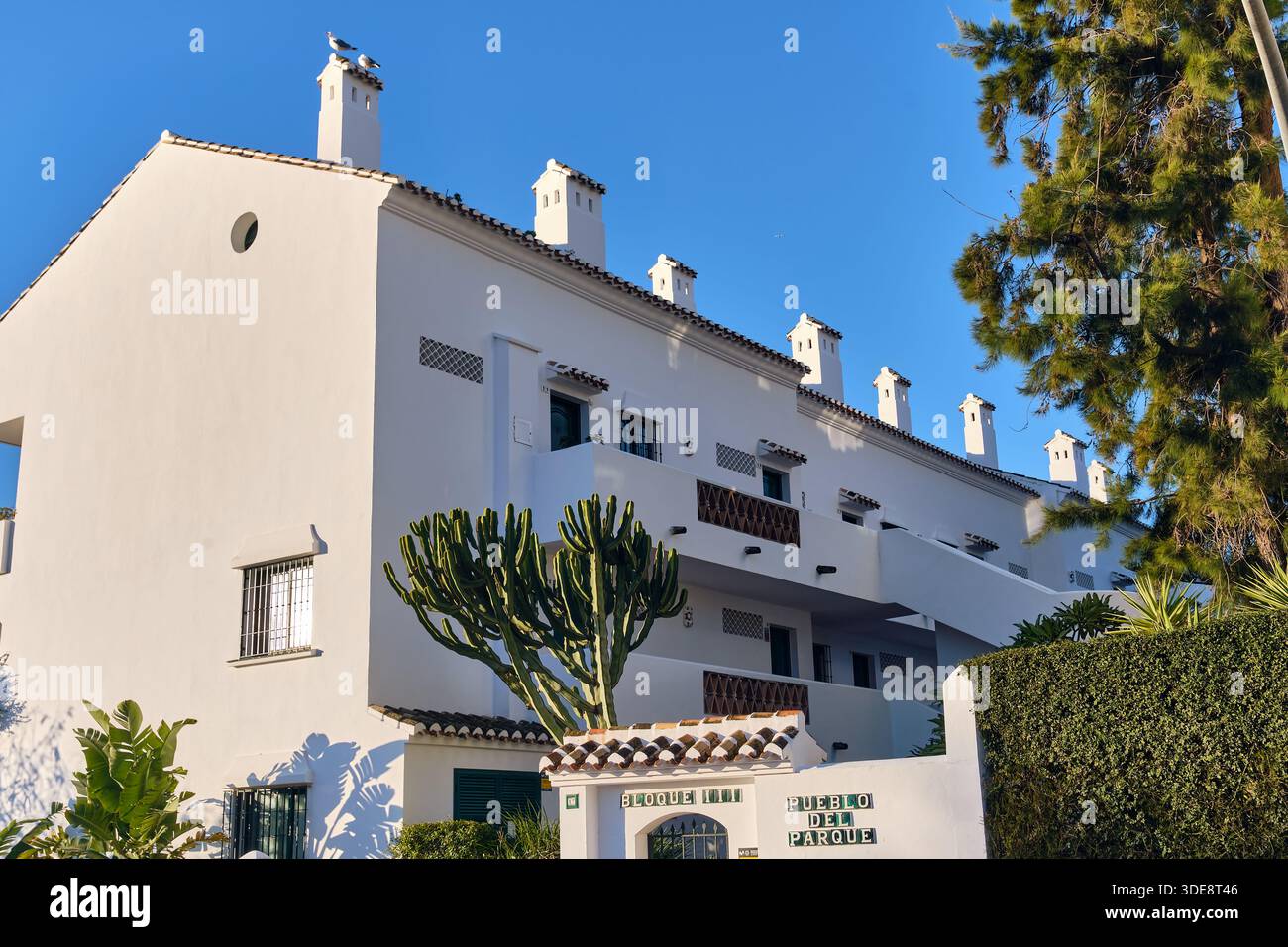 Ein Blick auf die weiße Architektur in Benalmadena Spanien mit dem Wohnkomplex Pueblo Del Parque an der Costa del Sol, ein beliebtes Reiseziel Stockfoto