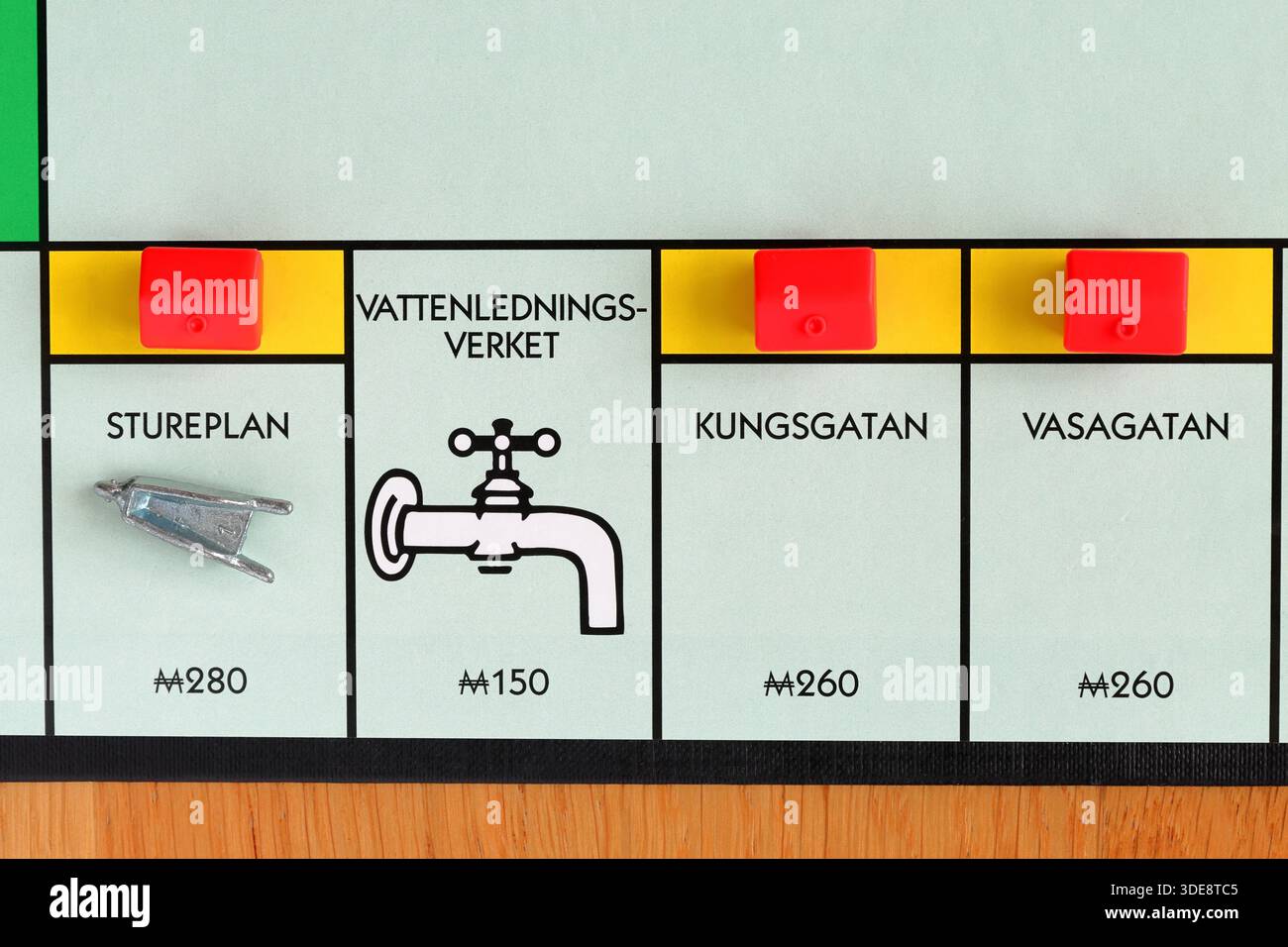 Monopoly Brettspiel. Die gelben Straßen mit roten Hotels. Schwedischer Text für Stureplan, Kungsgatan und Vasagatan. Spaß für die ganze Familie. Über Winkel. Stockfoto
