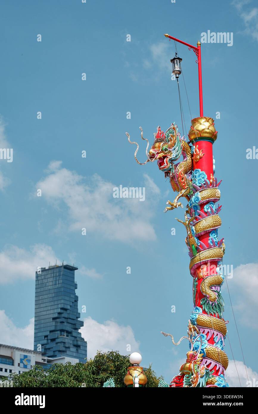 Goldener roter chinesischer Drachenmast im King Power Mahanakhon Pixel Tower. Der Kontrast von Tradition und Moderne. Historisches Wahrzeichen von Bangkok. Stockfoto