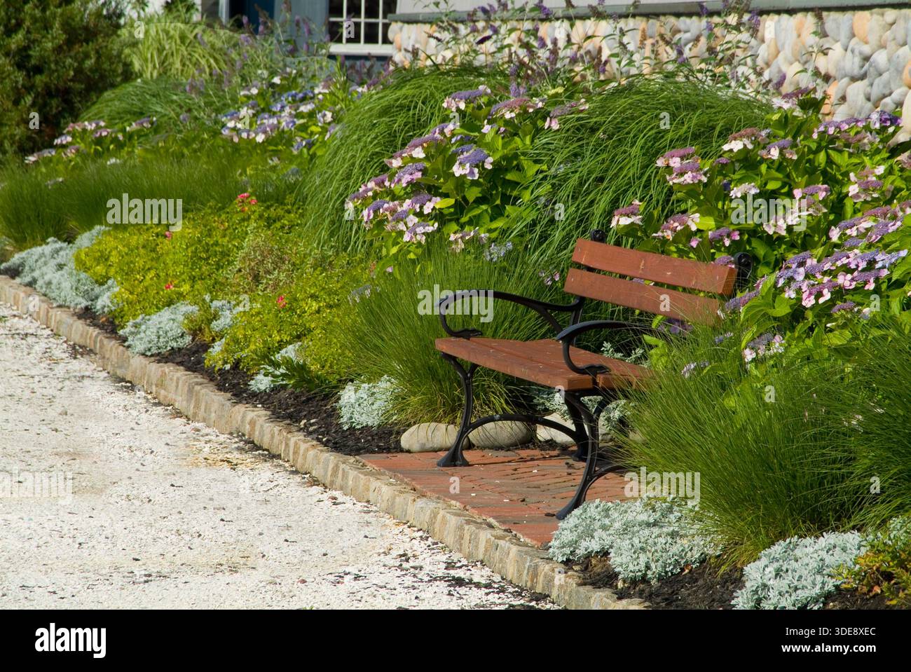 Bank in ruhigem, gepflegtem Garten, Pennsylvania, USA Stockfoto
