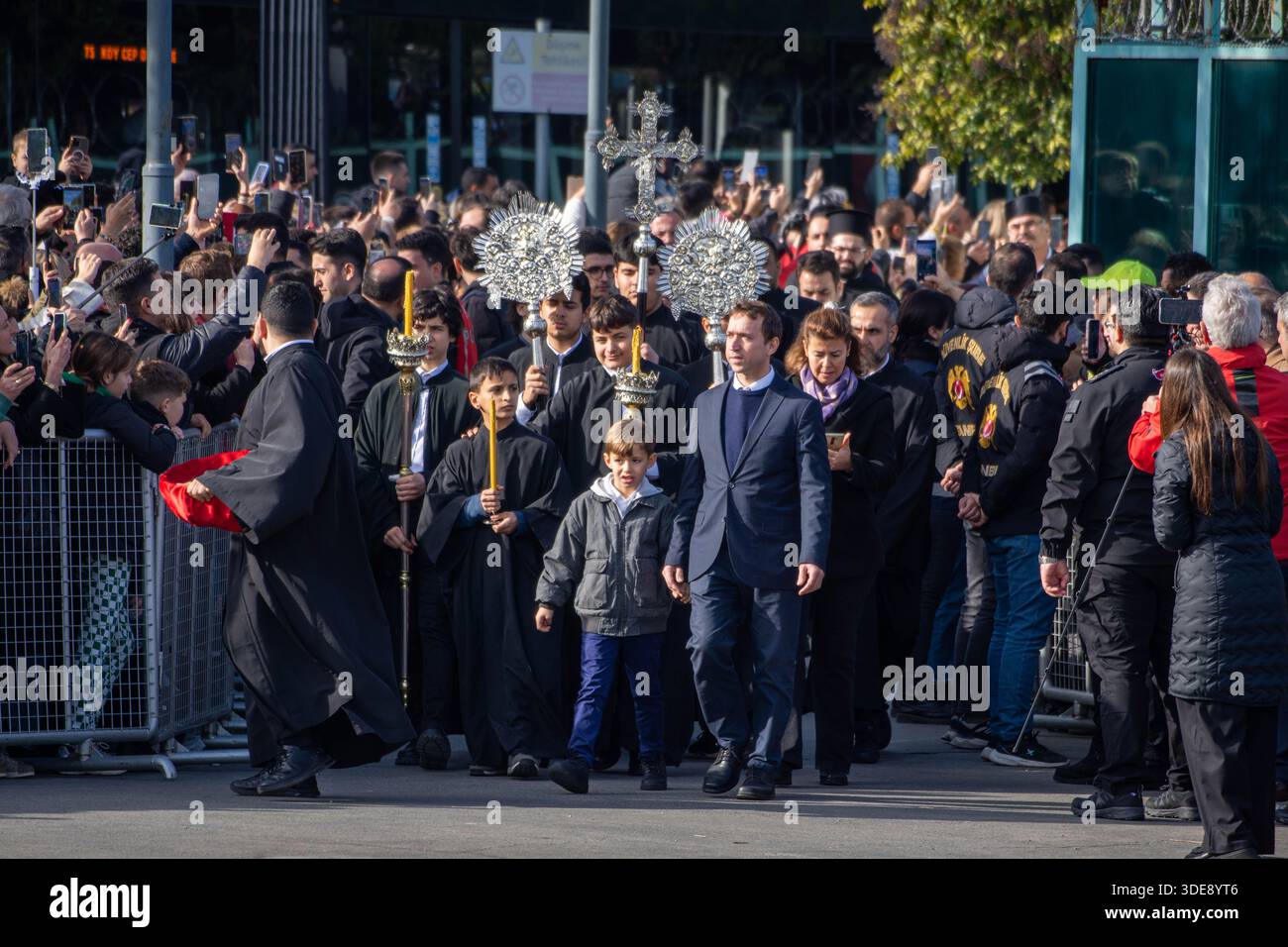Istanbul, Istanbul, Türkei. Januar 2026. Die traditionelle Kreuzwurfzeremonie fand im Ökumenischen Patriarchat in Fener, im Istanbuler Stadtteil Balat, statt. Die Zeremonie, die die Taufe Jesu Christi im Jordan nach orthodoxem christlichen Glauben symbolisiert, umfasste Gebete und den Segen des Wassers durch das Werfen eines Kreuzes in das heilige Wasser. Der Ökumenische Patriarch Bartholomäus nahm an der Zeremonie teil. Geistliche Mitglieder und Gläubige nahmen ebenfalls teil, die Gebete für Frieden, Gesundheit und Wohlbefinden boten. Die Zeremonie endete nach Hymnen und Segnungen. (Kredit-Imag Stockfoto