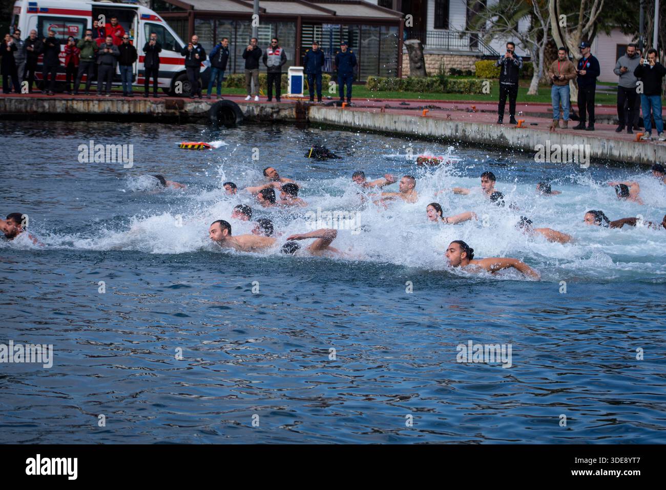 Istanbul, Istanbul, Türkei. Januar 2026. Die traditionelle Kreuzwurfzeremonie fand im Ökumenischen Patriarchat in Fener, im Istanbuler Stadtteil Balat, statt. Die Zeremonie, die die Taufe Jesu Christi im Jordan nach orthodoxem christlichen Glauben symbolisiert, umfasste Gebete und den Segen des Wassers durch das Werfen eines Kreuzes in das heilige Wasser. Der Ökumenische Patriarch Bartholomäus nahm an der Zeremonie teil. Geistliche Mitglieder und Gläubige nahmen ebenfalls teil, die Gebete für Frieden, Gesundheit und Wohlbefinden boten. Die Zeremonie endete nach Hymnen und Segnungen. (Kredit-Imag Stockfoto