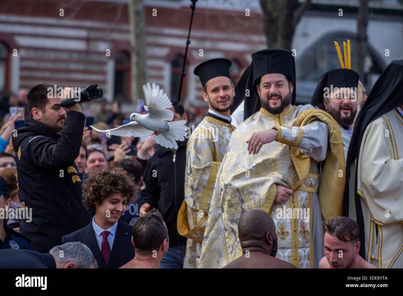Istanbul, Istanbul, Türkei. Januar 2026. Die traditionelle Kreuzwurfzeremonie fand im Ökumenischen Patriarchat in Fener, im Istanbuler Stadtteil Balat, statt. Die Zeremonie, die die Taufe Jesu Christi im Jordan nach orthodoxem christlichen Glauben symbolisiert, umfasste Gebete und den Segen des Wassers durch das Werfen eines Kreuzes in das heilige Wasser. Der Ökumenische Patriarch Bartholomäus nahm an der Zeremonie teil. Geistliche Mitglieder und Gläubige nahmen ebenfalls teil, die Gebete für Frieden, Gesundheit und Wohlbefinden boten. Die Zeremonie endete nach Hymnen und Segnungen. (Kredit-Imag Stockfoto