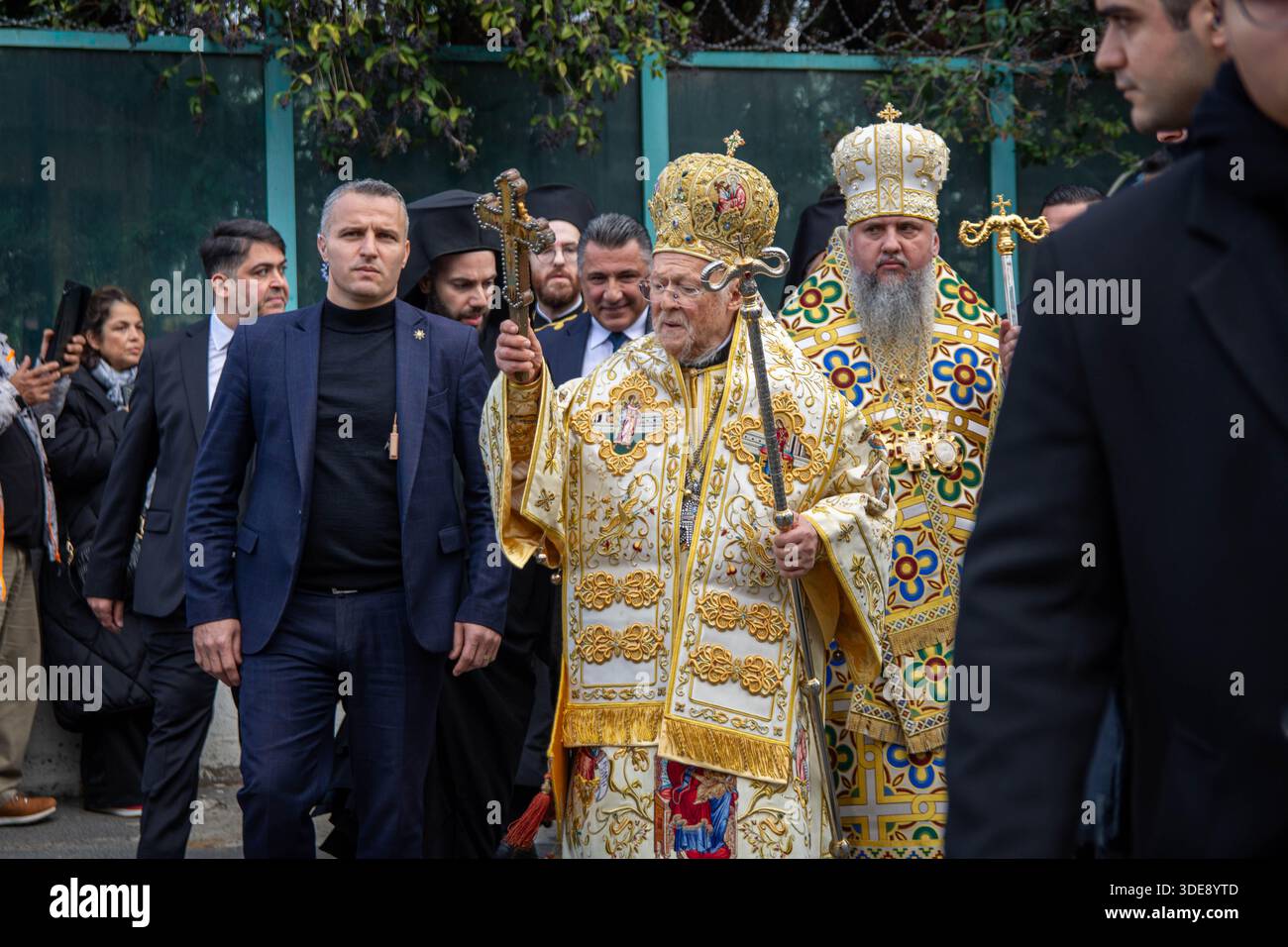 Istanbul, Istanbul, Türkei. Januar 2026. Die traditionelle Kreuzwurfzeremonie fand im Ökumenischen Patriarchat in Fener, im Istanbuler Stadtteil Balat, statt. Die Zeremonie, die die Taufe Jesu Christi im Jordan nach orthodoxem christlichen Glauben symbolisiert, umfasste Gebete und den Segen des Wassers durch das Werfen eines Kreuzes in das heilige Wasser. Der Ökumenische Patriarch BARTHOLOMÄUS nahm an der Zeremonie teil. Geistliche Mitglieder und Gläubige nahmen ebenfalls teil, die Gebete für Frieden, Gesundheit und Wohlbefinden boten. Die Zeremonie endete nach Hymnen und Segnungen. (Kredit-Imag Stockfoto