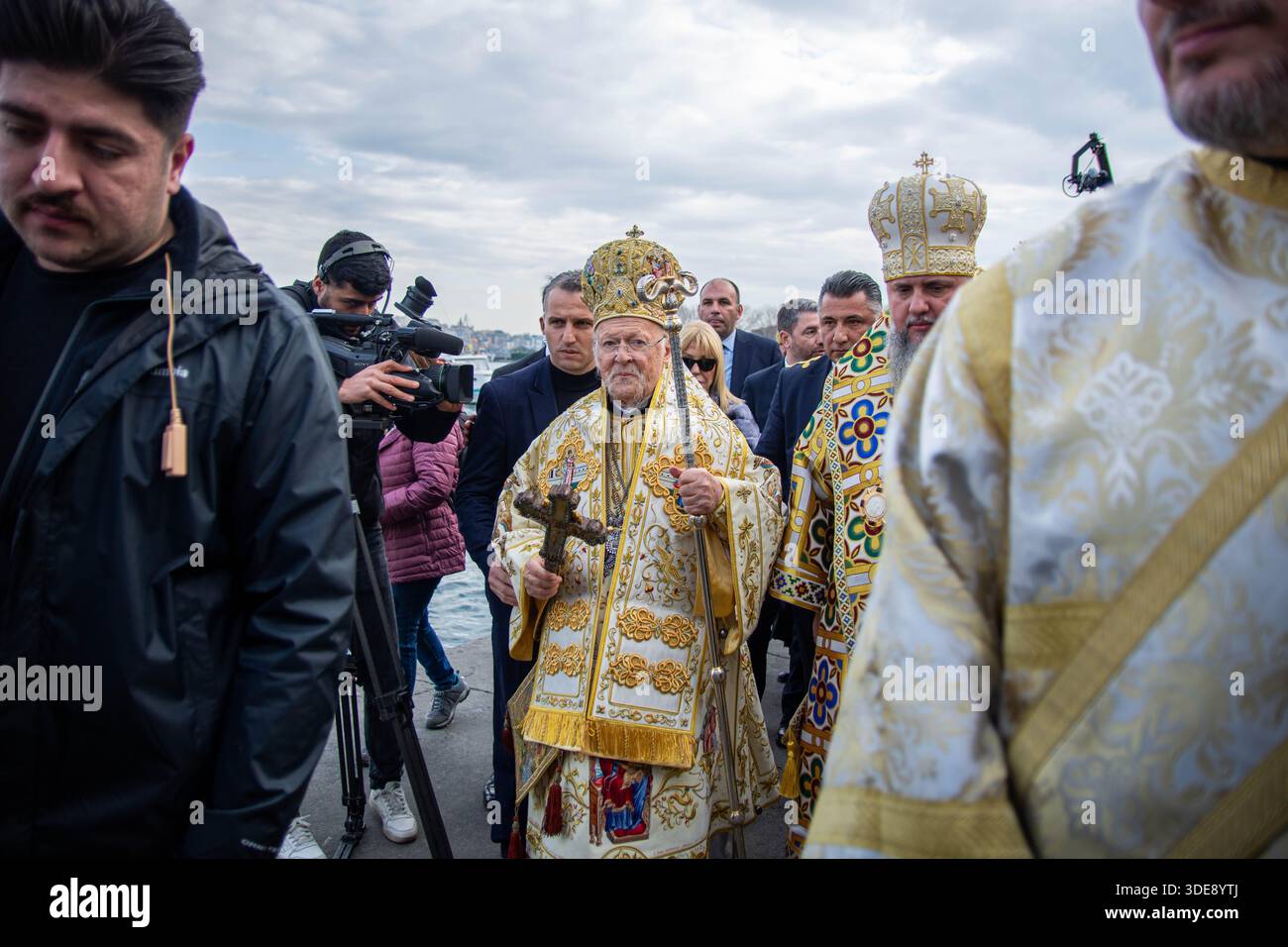 Istanbul, Istanbul, Türkei. Januar 2026. Die traditionelle Kreuzwurfzeremonie fand im Ökumenischen Patriarchat in Fener, im Istanbuler Stadtteil Balat, statt. Die Zeremonie, die die Taufe Jesu Christi im Jordan nach orthodoxem christlichen Glauben symbolisiert, umfasste Gebete und den Segen des Wassers durch das Werfen eines Kreuzes in das heilige Wasser. Der Ökumenische Patriarch BARTHOLOMÄUS nahm an der Zeremonie teil. Geistliche Mitglieder und Gläubige nahmen ebenfalls teil, die Gebete für Frieden, Gesundheit und Wohlbefinden boten. Die Zeremonie endete nach Hymnen und Segnungen. (Kredit-Imag Stockfoto