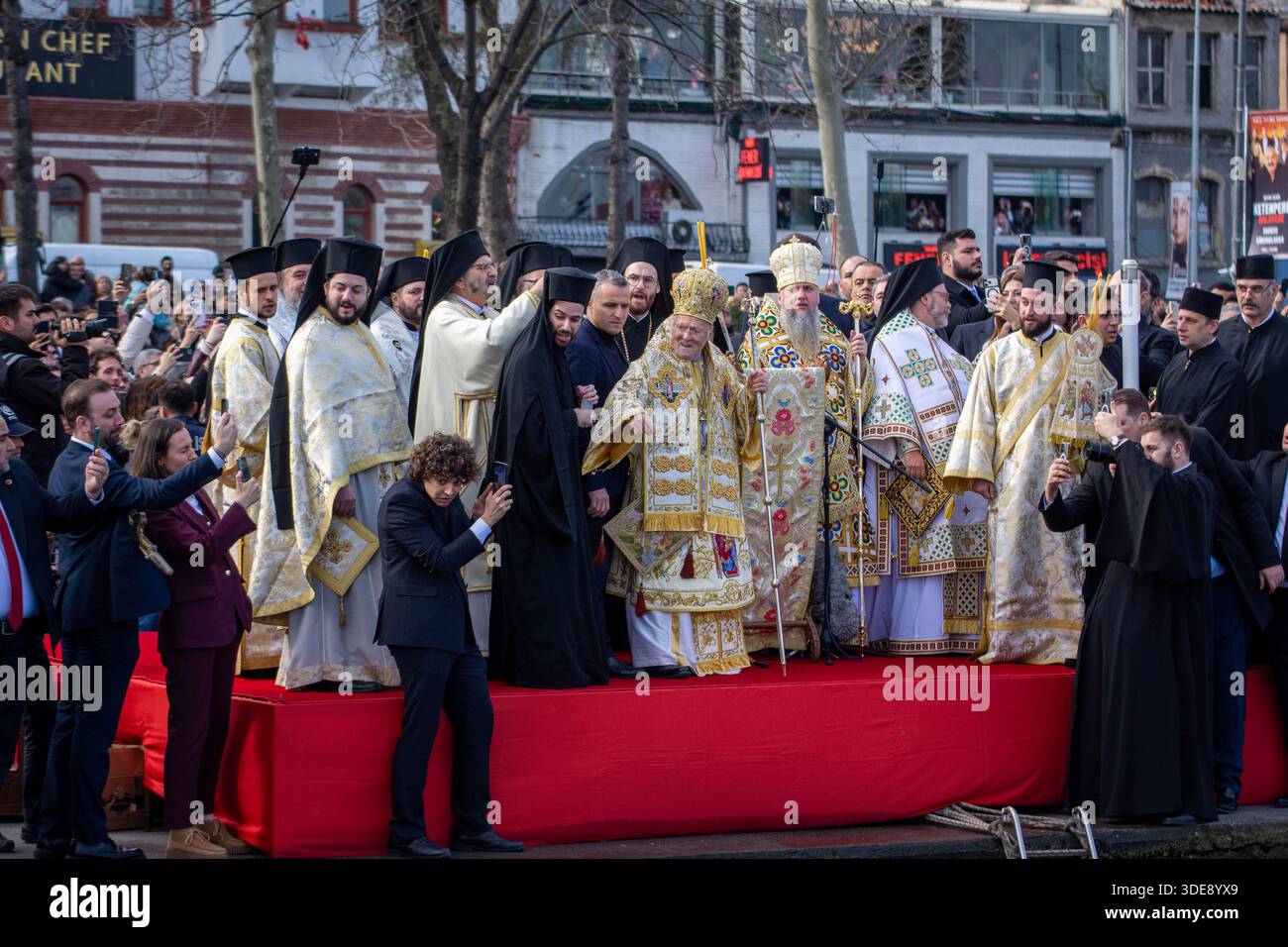 6. Januar 2026, Istanbul, Türkei: Die traditionelle Kreuzwurfzeremonie fand im Ökumenischen Patriarchat in Fener statt, im Stadtteil Balat von Istanbulâ. Die Zeremonie, die die Taufe Jesu Christi im Jordan nach orthodoxem christlichen Glauben symbolisiert, umfasste Gebete und den Segen des Wassers durch das Werfen eines Kreuzes in das heilige Wasser. Der Ökumenische Patriarch BARTHOLOMÄUS nahm an der Zeremonie teil. Geistliche Mitglieder und Gläubige nahmen ebenfalls teil, die Gebete für Frieden, Gesundheit und Wohlbefinden boten. Die Zeremonie endete nach Hymnen und Segnungen. (Kredit-Imag Stockfoto