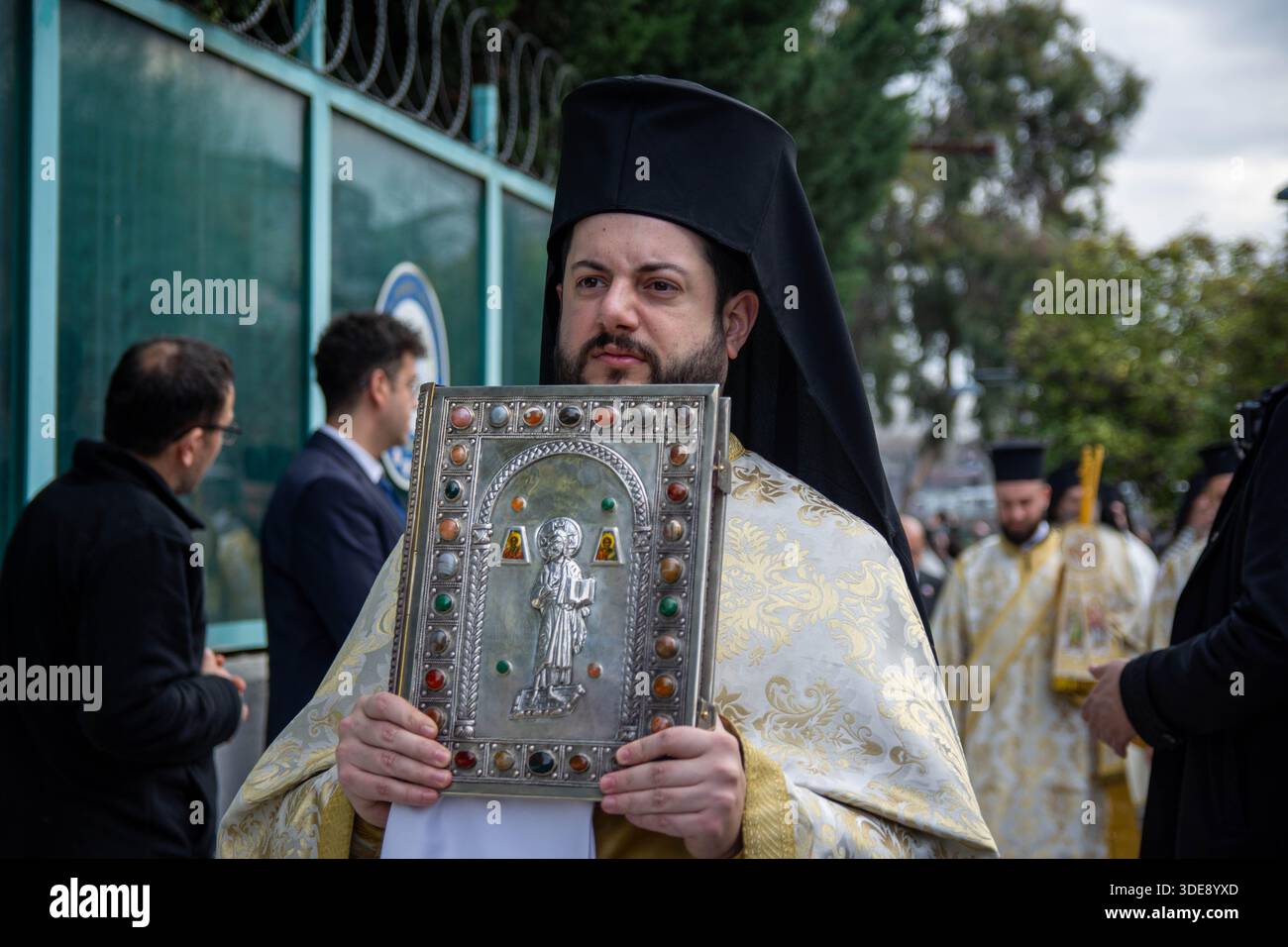 6. Januar 2026, Istanbul, Türkei: Die traditionelle Kreuzwurfzeremonie fand im Ökumenischen Patriarchat in Fener statt, im Stadtteil Balat von Istanbulâ. Die Zeremonie, die die Taufe Jesu Christi im Jordan nach orthodoxem christlichen Glauben symbolisiert, umfasste Gebete und den Segen des Wassers durch das Werfen eines Kreuzes in das heilige Wasser. Der Ökumenische Patriarch Bartholomäus nahm an der Zeremonie teil. Geistliche Mitglieder und Gläubige nahmen ebenfalls teil, die Gebete für Frieden, Gesundheit und Wohlbefinden boten. Die Zeremonie endete nach Hymnen und Segnungen. (Kredit-Imag Stockfoto