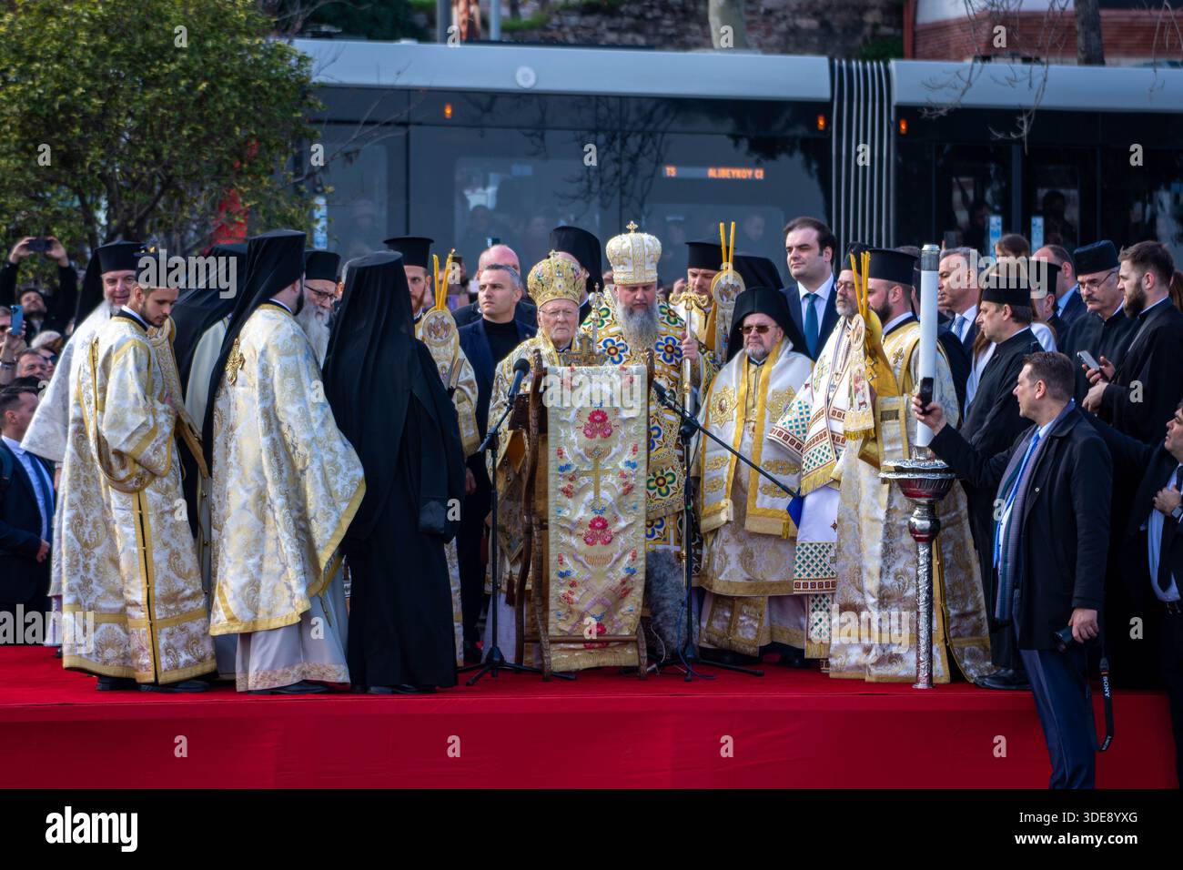 6. Januar 2026, Istanbul, Türkei: Die traditionelle Kreuzwurfzeremonie fand im Ökumenischen Patriarchat in Fener statt, im Stadtteil Balat von Istanbulâ. Die Zeremonie, die die Taufe Jesu Christi im Jordan nach orthodoxem christlichen Glauben symbolisiert, umfasste Gebete und den Segen des Wassers durch das Werfen eines Kreuzes in das heilige Wasser. Der Ökumenische Patriarch BARTHOLOMÄUS nahm an der Zeremonie teil. Geistliche Mitglieder und Gläubige nahmen ebenfalls teil, die Gebete für Frieden, Gesundheit und Wohlbefinden boten. Die Zeremonie endete nach Hymnen und Segnungen. (Kredit-Imag Stockfoto