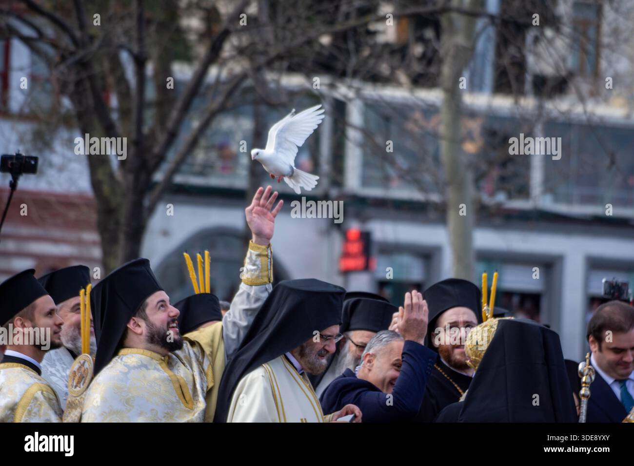 6. Januar 2026, Istanbul, Türkei: Die traditionelle Kreuzwurfzeremonie fand im Ökumenischen Patriarchat in Fener statt, im Stadtteil Balat von Istanbulâ. Die Zeremonie, die die Taufe Jesu Christi im Jordan nach orthodoxem christlichen Glauben symbolisiert, umfasste Gebete und den Segen des Wassers durch das Werfen eines Kreuzes in das heilige Wasser. Der Ökumenische Patriarch Bartholomäus nahm an der Zeremonie teil. Geistliche Mitglieder und Gläubige nahmen ebenfalls teil, die Gebete für Frieden, Gesundheit und Wohlbefinden boten. Die Zeremonie endete nach Hymnen und Segnungen. (Kredit-Imag Stockfoto
