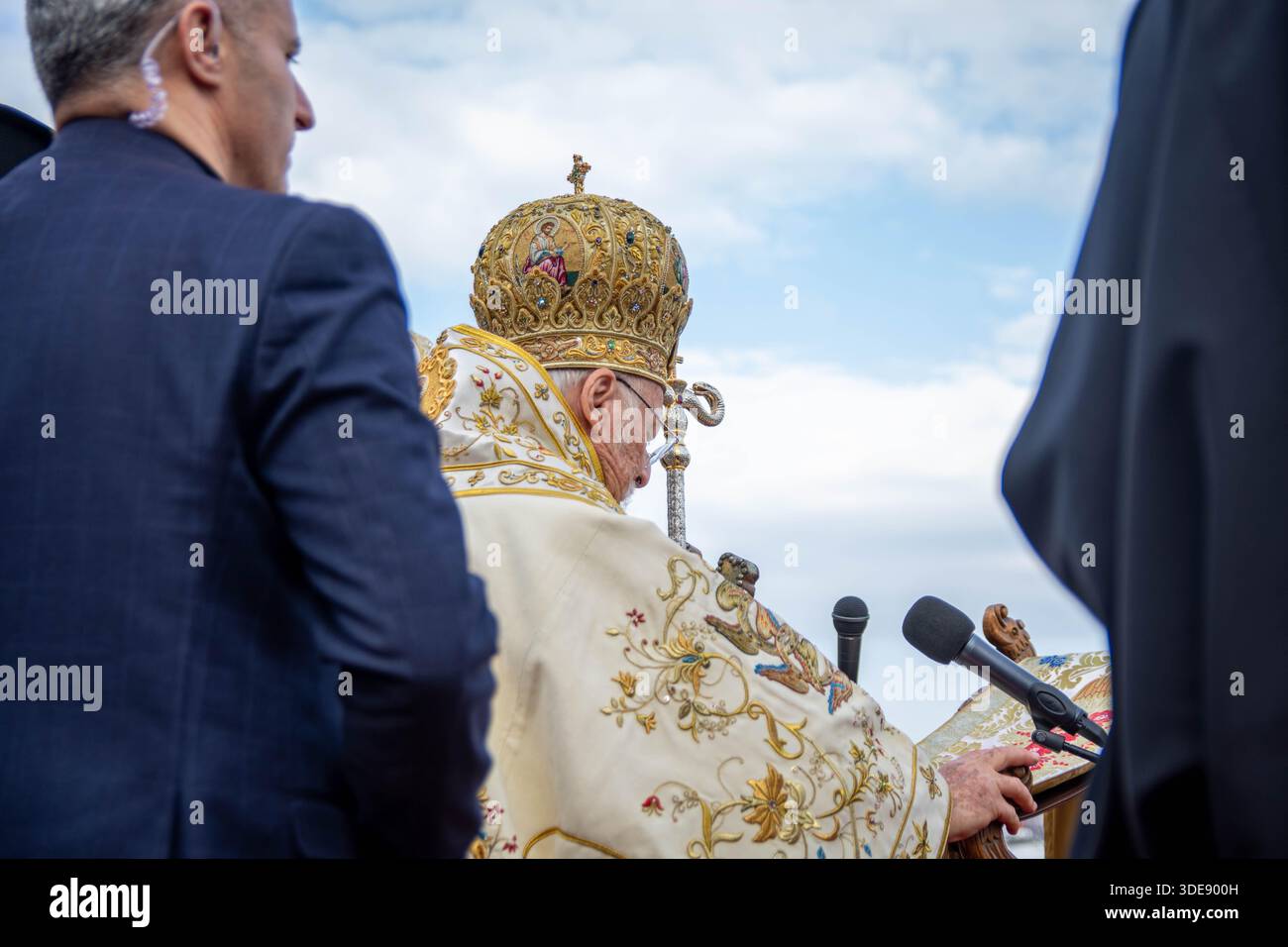 6. Januar 2026, Istanbul, Türkei: Die traditionelle Kreuzwurfzeremonie fand im Ökumenischen Patriarchat in Fener statt, im Stadtteil Balat von Istanbulâ. Die Zeremonie, die die Taufe Jesu Christi im Jordan nach orthodoxem christlichen Glauben symbolisiert, umfasste Gebete und den Segen des Wassers durch das Werfen eines Kreuzes in das heilige Wasser. Der Ökumenische Patriarch BARTHOLOMÄUS nahm an der Zeremonie teil. Geistliche Mitglieder und Gläubige nahmen ebenfalls teil, die Gebete für Frieden, Gesundheit und Wohlbefinden boten. Die Zeremonie endete nach Hymnen und Segnungen. (Kredit-Imag Stockfoto