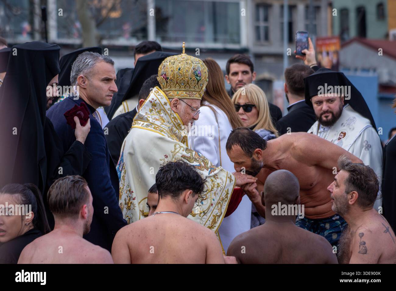 6. Januar 2026, Istanbul, Türkei: Die traditionelle Kreuzwurfzeremonie fand im Ökumenischen Patriarchat in Fener statt, im Stadtteil Balat von Istanbulâ. Die Zeremonie, die die Taufe Jesu Christi im Jordan nach orthodoxem christlichen Glauben symbolisiert, umfasste Gebete und den Segen des Wassers durch das Werfen eines Kreuzes in das heilige Wasser. Der Ökumenische Patriarch BARTHOLOMÄUS nahm an der Zeremonie teil. Geistliche Mitglieder und Gläubige nahmen ebenfalls teil, die Gebete für Frieden, Gesundheit und Wohlbefinden boten. Die Zeremonie endete nach Hymnen und Segnungen. (Kredit-Imag Stockfoto