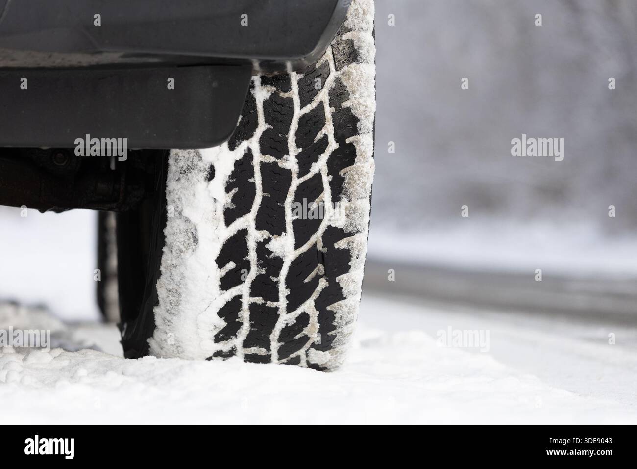 Habay, Belgien. Januar 2026. Nahaufnahme eines mit Schnee bedeckten Reifens auf einer verschneiten Straße in der Nähe von Habay, Dienstag, den 6. Januar 2026. Die Temperaturen sind in Belgien niedrig, wobei die örtlichen Schneefälle mehrere Tage lang auftreten. Quelle: Belga News Agency/Alamy Live News Stockfoto