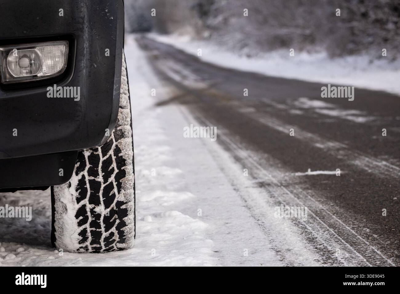 Habay, Belgien. Januar 2026. Nahaufnahme eines mit Schnee bedeckten Reifens auf einer verschneiten Straße in der Nähe von Habay, Dienstag, den 6. Januar 2026. Die Temperaturen sind in Belgien niedrig, wobei die örtlichen Schneefälle mehrere Tage lang auftreten. Quelle: Belga News Agency/Alamy Live News Stockfoto