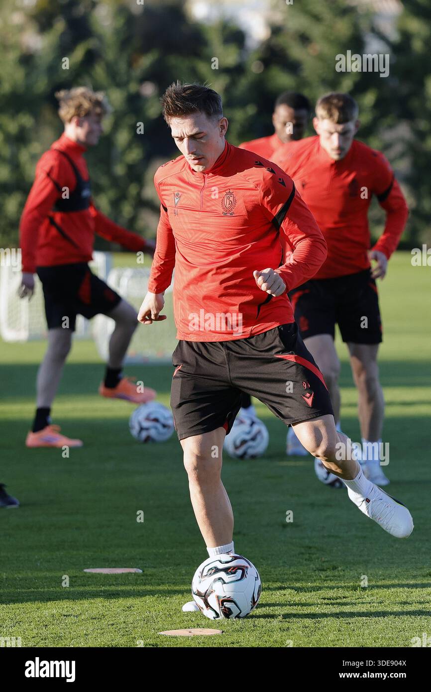Lagos, Portugal. Januar 2026. Casper Nielsen von Standard wurde während des Wintertrainings der belgischen Fußballmannschaft Standard de Lüttich in Lagos, Portugal, am Montag, den 5. Januar 2026, in Aktion genommen. BELGA FOTO RICARDO NASCIMENTO Credit: Belga Nachrichtenagentur/Alamy Live News Stockfoto