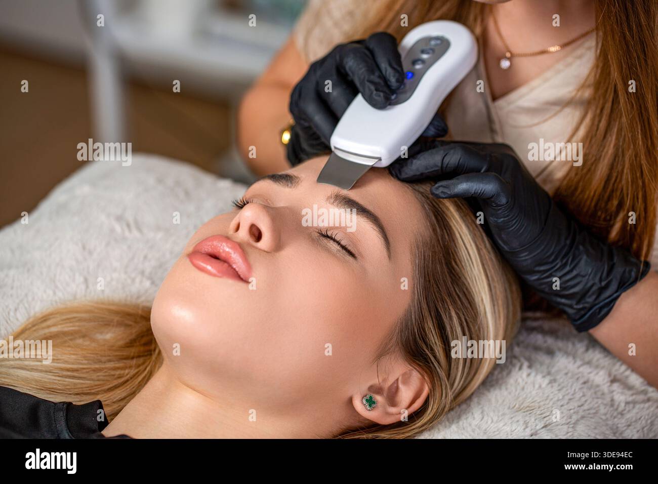 Hautpflege. Ultraschall-Hautreinigungsverfahren. Kosmetik. Schönheitsbehandlungen. Schönheitsarzt-Ultraschallwäscher, der Ultraschallverfahren durchführt Stockfoto