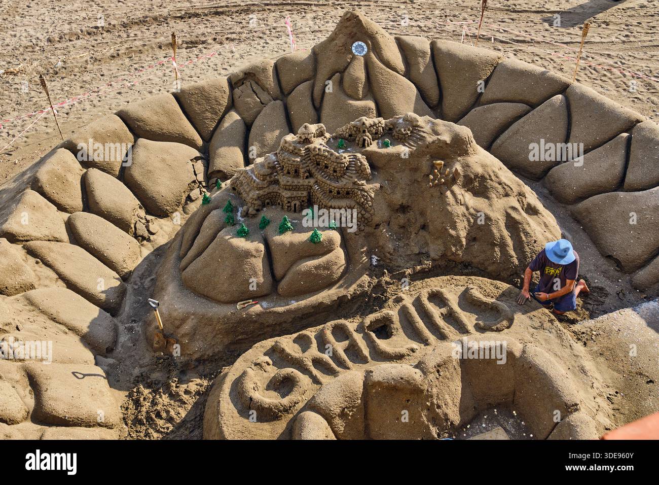 Benalmadena, Spanien - 24. Dezember 2025: Eine detaillierte Sandskulptur der Burg El Bil Bil befindet sich am Strand in Benalmadena, Spanien, die maurische Architektur zeigt Stockfoto
