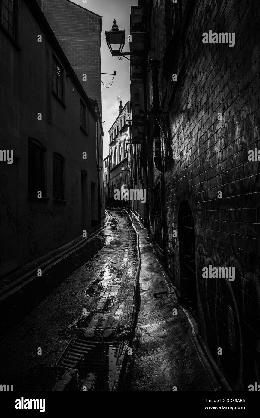 Dezember 2025: Die sehr enge und charaktervolle Leonard's Lane Bristol, England, Großbritannien. Stockfoto