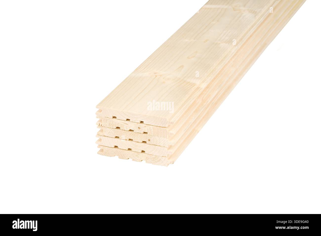 Stapel von Holzdielen, die ordentlich angeordnet sind, mit glatten Oberflächen und natürlicher Holzmaserung, ideal für Bau- oder Heimwerkerprojekte Stockfoto