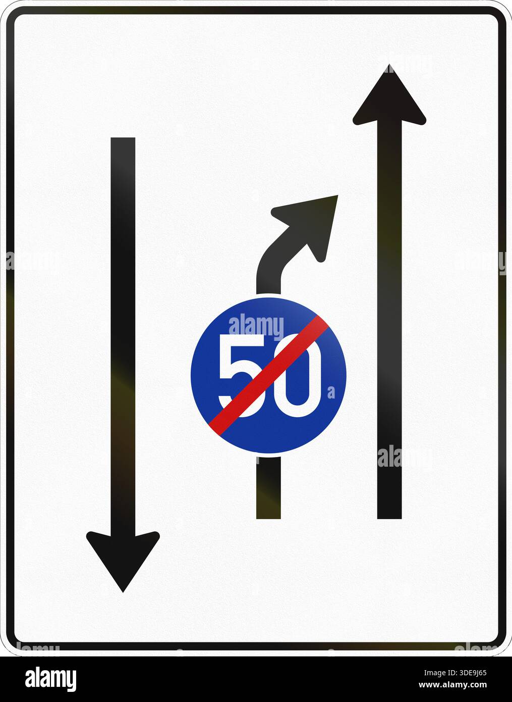 Deutsches Straßenschild: Zweite Spur mit Mindestgeschwindigkeit endet. Gegenverkehr wird angezeigt. Stockfoto