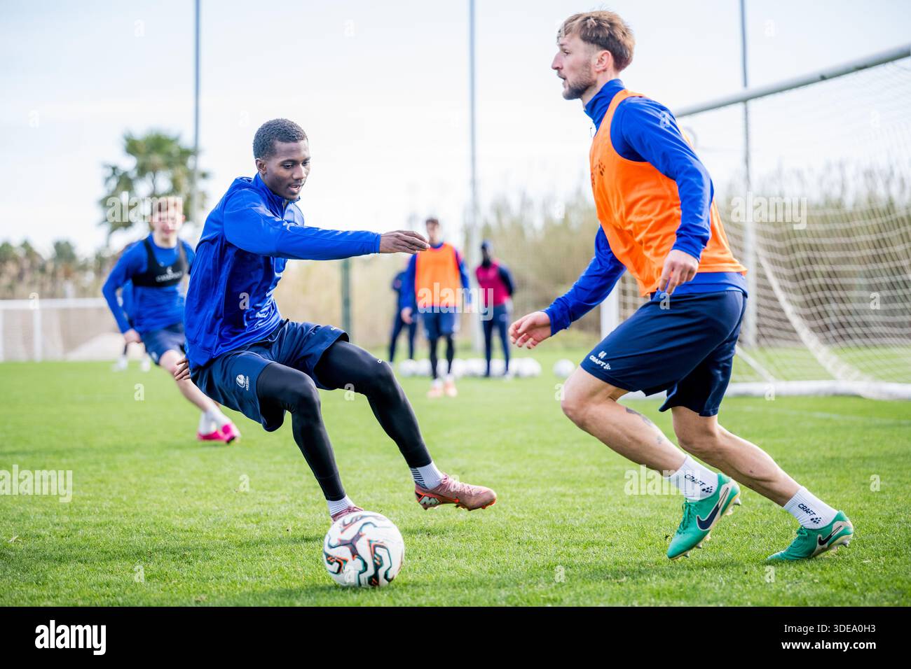 Oliva, Spanien. Januar 2026. Diallo Mamadou und Gent's Siebe Van der Heyden kämpfen um den Ball während des Wintertrainings der belgischen Fußballmannschaft KAA Gent in Oliva, Spanien, Dienstag, den 6. Januar 2026. BELGA FOTO JASPER JACOBS Credit: Belga News Agency/Alamy Live News Stockfoto