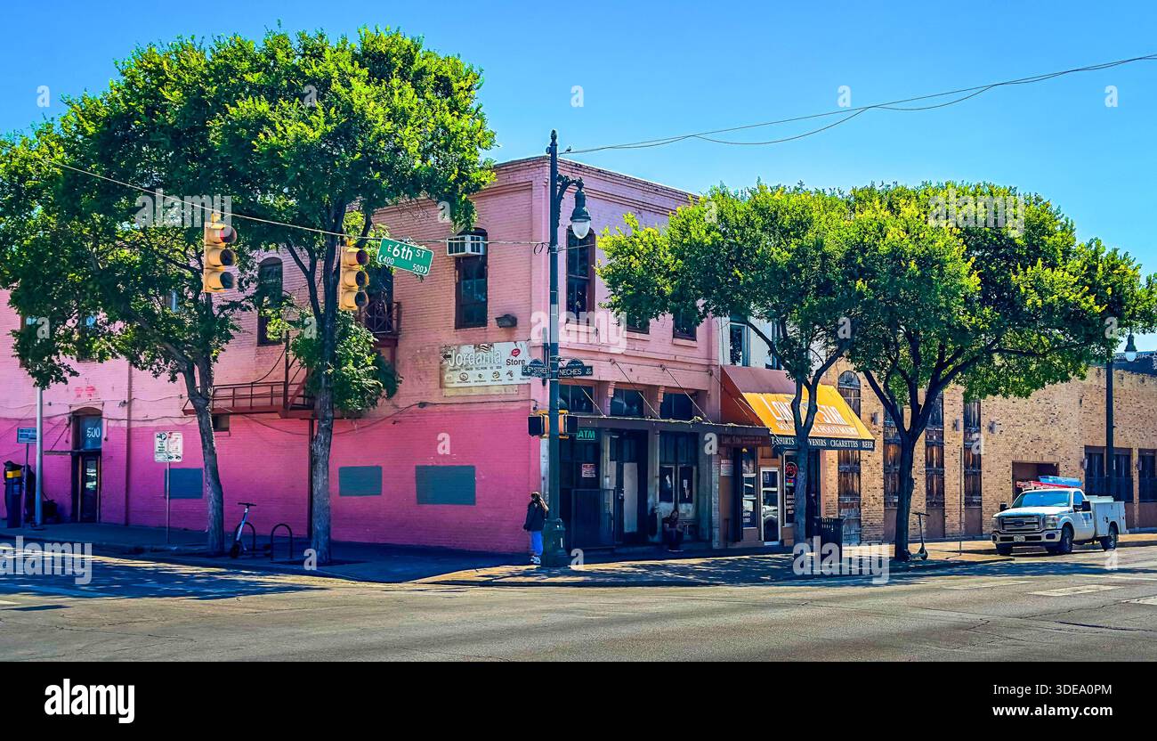 Texas, USA, 29. Mai 2024, Blick auf ein rosafarbenes Gebäude an der Kreuzung von E 6th Street und Neches Street Stockfoto